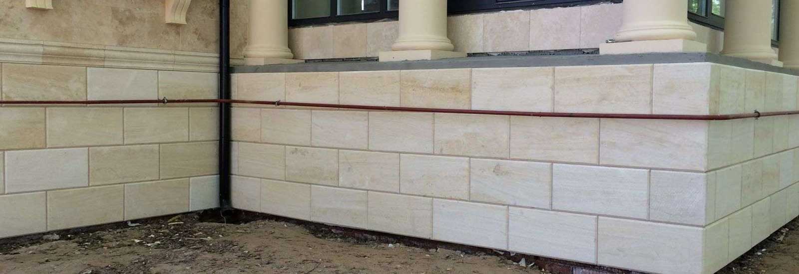 Пример цоколя из натурального травертина на заказ Фото цоколя из натурального травертина